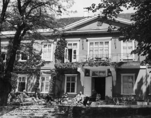 Csillagfényből az enyészet sötétségébe burkolva – avagy a bicskei Hegyi-kastély és csillagvizsgáló, illetve az itt található Nagy – mauzóleum lőpor illatú története