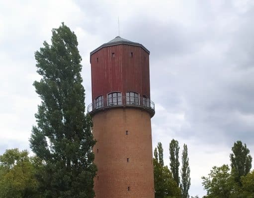 Víztorony a szabadságharcosok egykori nyughelye mellett – avagy a Hatvani víztorony és egy különleges emlékmű története