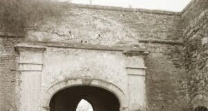 Régen és Most (múlt és jelen találkozása fotókon keresztül) – A Szigetvári vár várkapuja