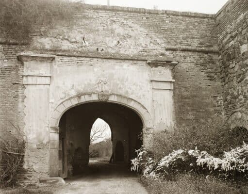 Régen és Most (múlt és jelen találkozása fotókon keresztül) – A Szigetvári vár várkapuja