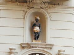 Az Arany Egyszarvú és a Szerecsen története – avagy két különleges patikamúzeum épületének a „meséje” A pécsi Sipőcz Patikamúzeum bejárata, felette a Zsolnay Gyula által tervezett szerecsenszobor