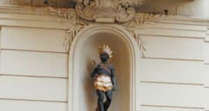 Az Arany Egyszarvú és a Szerecsen története – avagy két különleges patikamúzeum épületének a „meséje” A pécsi Sipőcz Patikamúzeum bejárata, felette a Zsolnay Gyula által tervezett szerecsenszobor