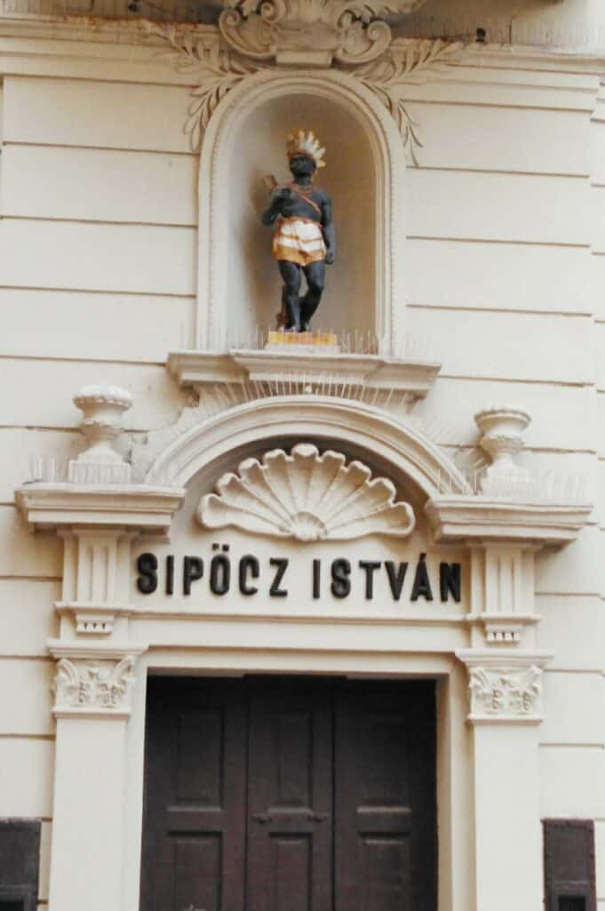 A pécsi Sipőcz Patikamúzeum bejárata, felette a Zsolnay Gyula által tervezett szerecsenszobor
