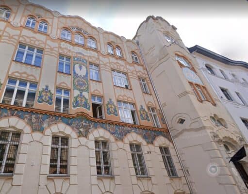 Színes „palotában” csenget a pedellus – avagy az Erzsébetvárosi Kéttannyelvű Általános Iskola Dob utcai épületének a „meséje” (Budapest) #Épsztorik18