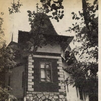 „Kastély” a gyümölcsfák és fenyők lombjai között – Ivánkapusztai Vadászkastély