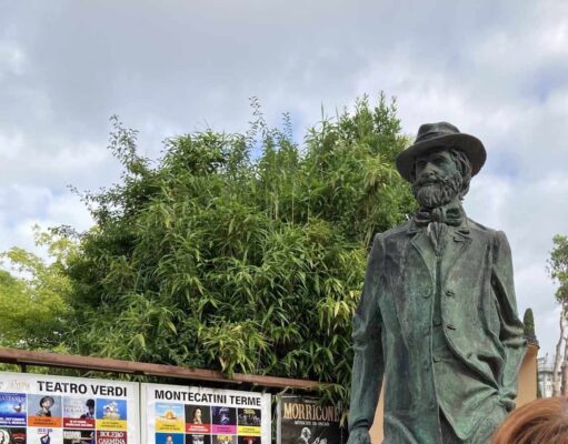 ItaliaN(APLÓ) # 5. – NOUVO TEATRO VERDI FŐBEJÁRATA, A MELLETTE LÉVŐ MESESZÉP MŰEMLÉK + VERDI ÉS PUCCINI SZOBRA (MONTECATINI TERME )