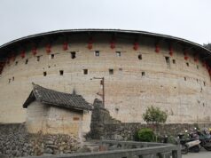 Fujian Tulou ( 福建土楼) – Kína (CN), Fucsien (Fujian, 福建) tartomány + ENGLISH TEXT