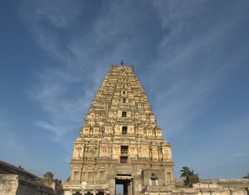 🏛️ Virupaksha Templom: Megingathatatlan falak az idő sodrásában (INDIA)